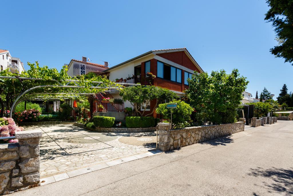 Apartments Lovorik Krk Town Exterior foto